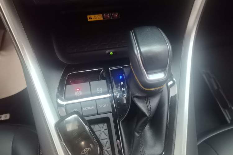 Used Toyota RAV4 2024 2.0L CVT Two-Wheel Drive Fashion Plus Edition Gear Lever