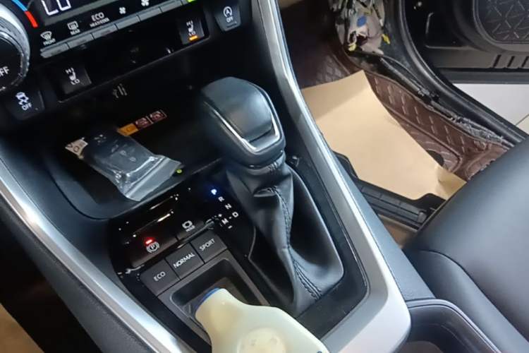 Used Toyota RAV4 2024 2.0L CVT Two-Wheel Drive Fashion Plus Edition Gear Lever