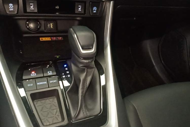 Used Toyota RAV4 2024 2.0L CVT Two-Wheel Drive Fashion Plus Edition Gear Lever