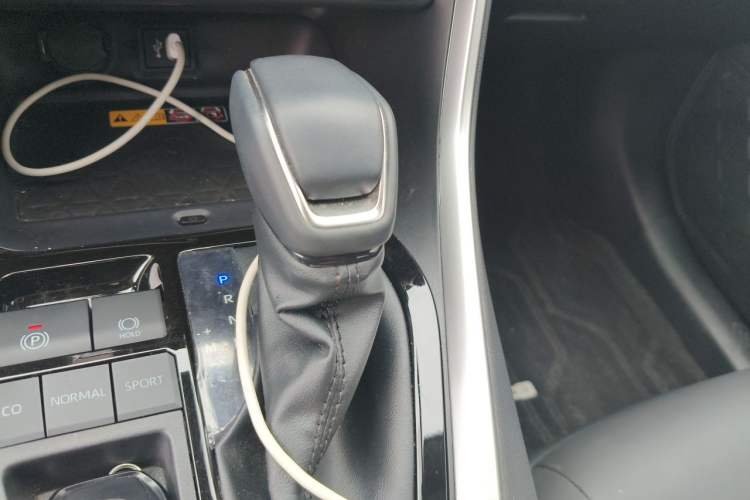 Used Toyota RAV4 2024 2.0L CVT Two-Wheel Drive Fashion Plus Edition Gear Lever