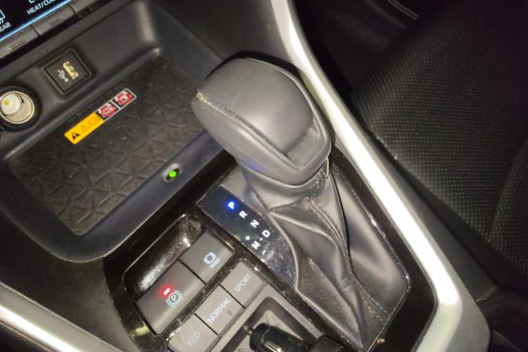 Used Toyota RAV4 2024 2.0L CVT Two-Wheel Drive Fashion Edition Gear Lever