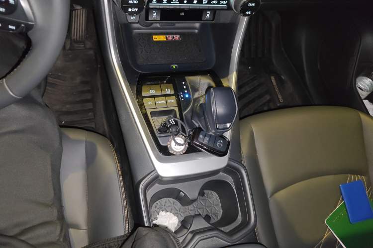 Used Toyota RAV4 2024 Dual-Motor 2.5L E-CVT Two-Wheel Drive Elite Plus Edition Gear Lever