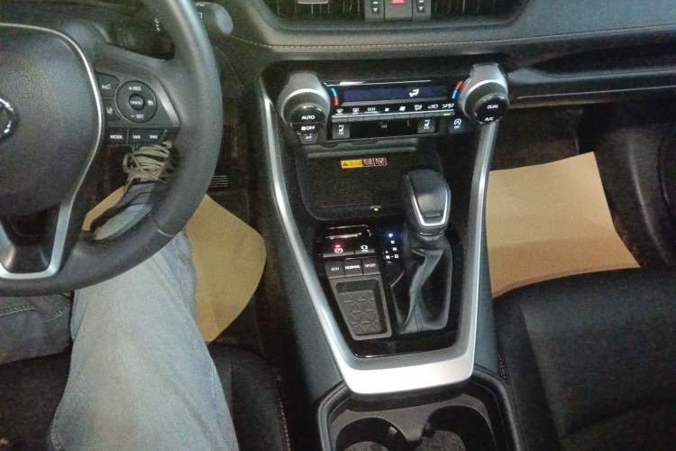 Used Toyota RAV4 2024 2.0L CVT Two-Wheel Drive Fashion Plus Edition Gear Lever