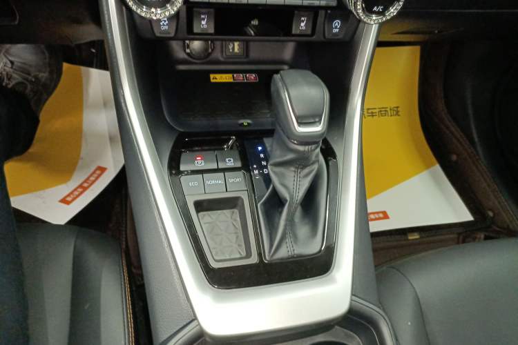 Used Toyota RAV4 2024 2.0L CVT Two-Wheel Drive Fashion Plus Edition Gear Lever