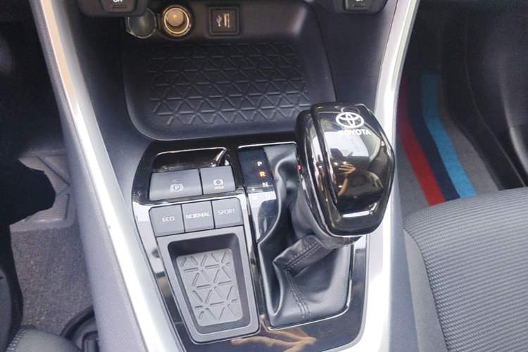 Used Toyota RAV4 2024 2.0L CVT Two-Wheel Drive Urban Edition Gear Lever