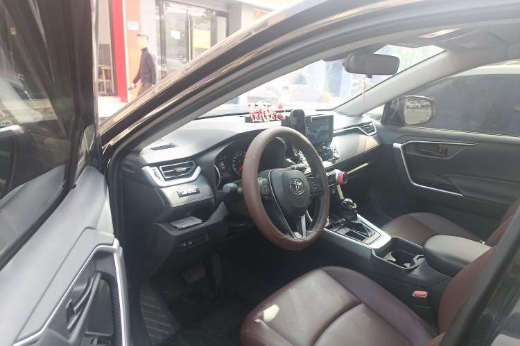 Used Toyota RAV4 2024 2.0L CVT Two-Wheel Drive Urban Edition Interior 3