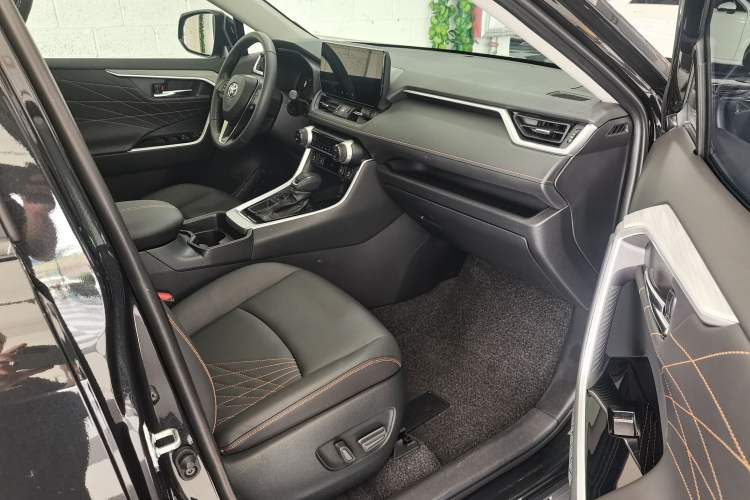 Used Toyota RAV4 2024 2.0L CVT Two-Wheel Drive Fashion Plus Edition Interior 4