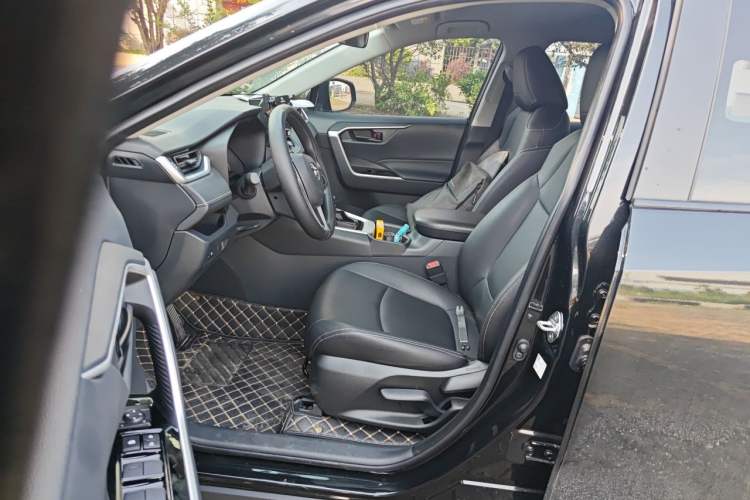 Used Toyota RAV4 2024 2.0L CVT Two-Wheel Drive Urban Edition Left Front Seat