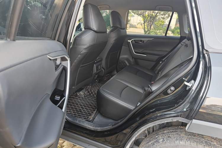 Used Toyota RAV4 2024 2.0L CVT Two-Wheel Drive Urban Edition Left Rear Seat