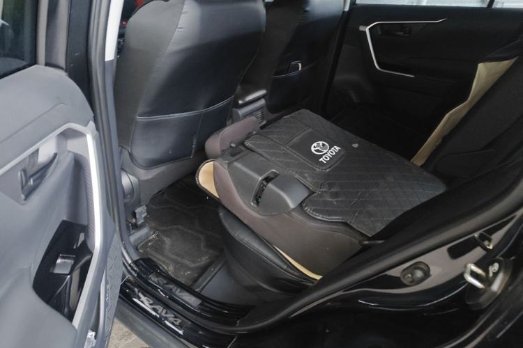 Used Toyota RAV4 2024 2.0L CVT Two-Wheel Drive Urban Edition Left Rear Seat