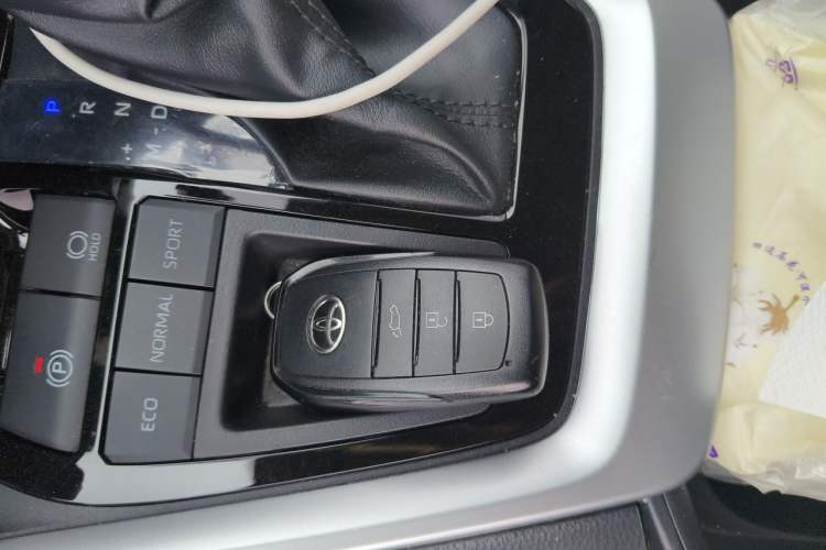 Used Toyota RAV4 2024 2.0L CVT Two-Wheel Drive Fashion Plus Edition Vehicle Key