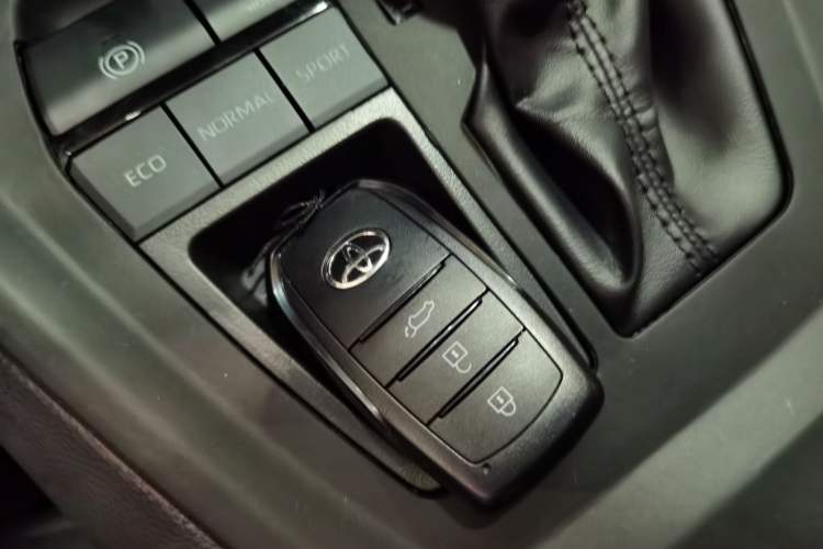 Used Toyota RAV4 2024 2.0L CVT Two-Wheel Drive Fashion Plus Edition Vehicle Key
