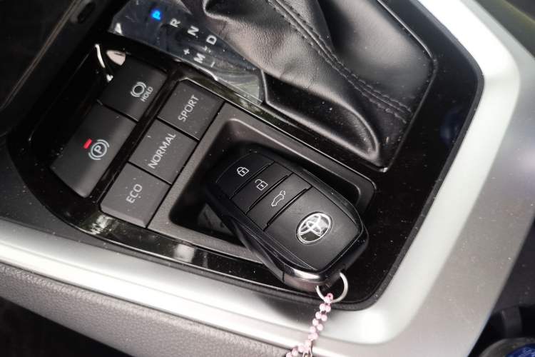 Used Toyota RAV4 2024 2.0L CVT Two-Wheel Drive Fashion Plus Edition Vehicle Key