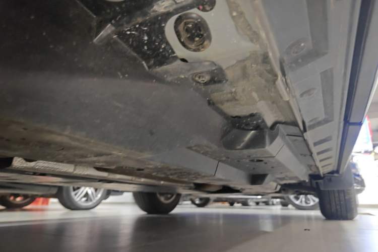 Used Toyota RAV4 2024 2.0L CVT Two-Wheel Drive Urban Edition Right Side Sill
