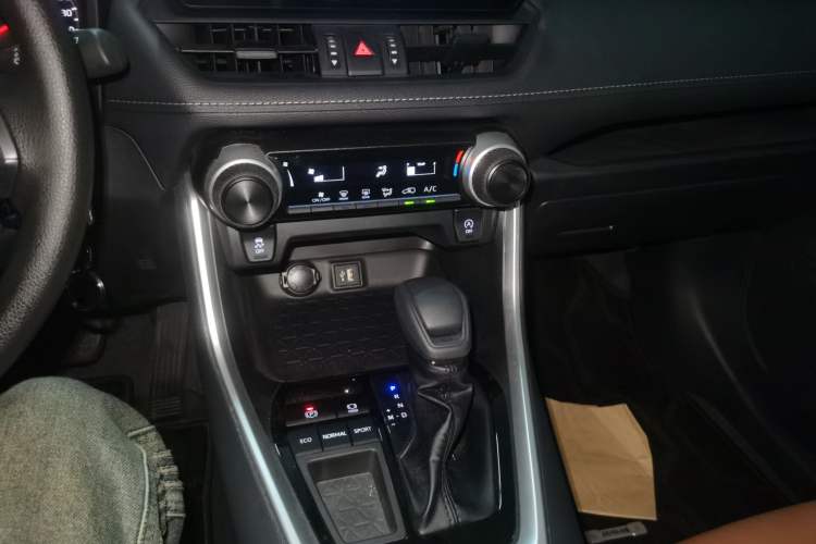 Used Toyota RAV4 2024 2.0L CVT Two-Wheel Drive Urban Edition Audio And AC Panel