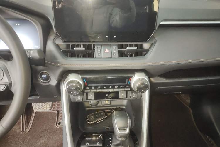 Used Toyota RAV4 2024 2.0L CVT Two-Wheel Drive Fashion Plus Edition Audio And AC Panel
