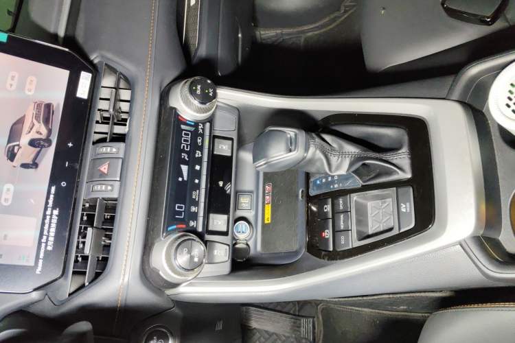 Used Toyota RAV4 2024 Dual-Motor 2.5L E-CVT Two-Wheel Drive Elite Plus Edition Audio And AC Panel