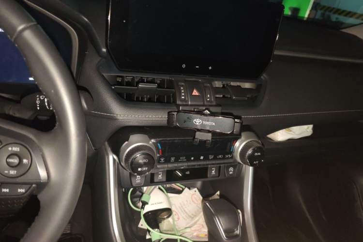 Used Toyota RAV4 2024 2.0L CVT Two-Wheel Drive Fashion Edition Audio And AC Panel