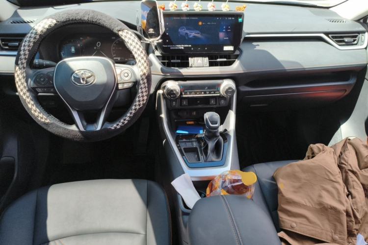 Used Toyota RAV4 2024 2.0L CVT Two-Wheel Drive Fashion Plus Edition Center Console