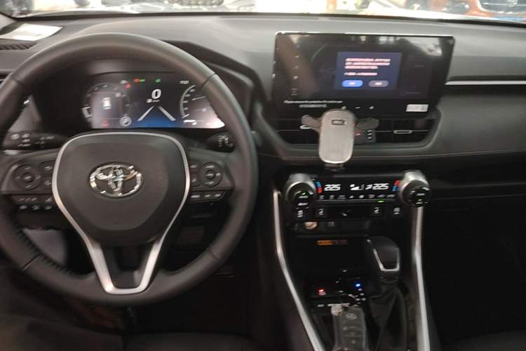 Used Toyota RAV4 2024 2.0L CVT Two-Wheel Drive Fashion Plus Edition Center Console