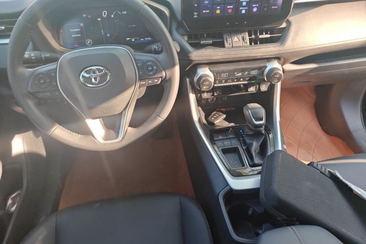 Used Toyota RAV4 2024 2.0L CVT Two-Wheel Drive Fashion Plus Edition Center Console