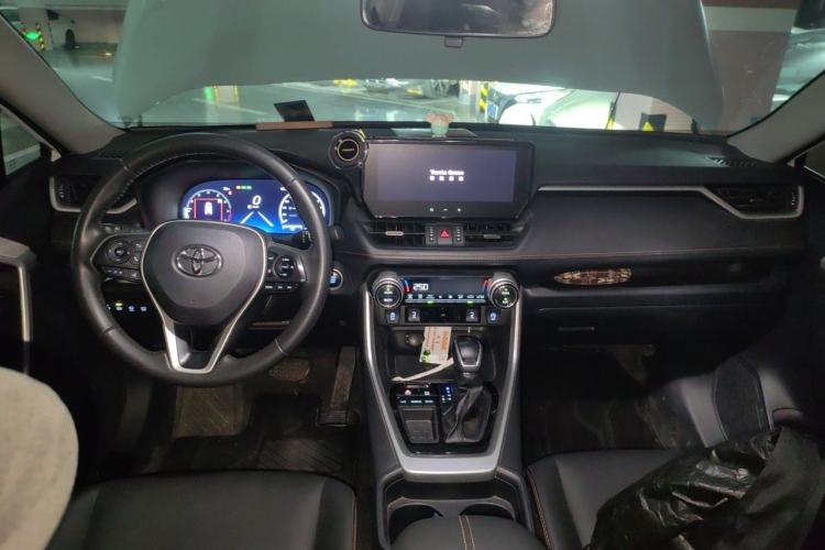 Used Toyota RAV4 2024 2.0L CVT Two-Wheel Drive Fashion Plus Edition Center Console