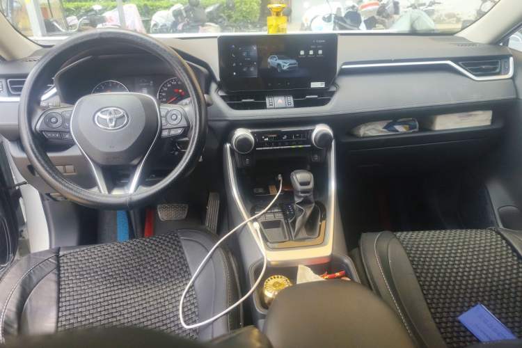 Used Toyota RAV4 2024 2.0L CVT Two-Wheel Drive Urban Edition Center Console