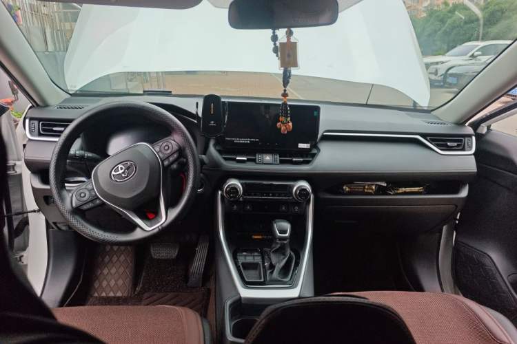 Used Toyota RAV4 2024 2.0L CVT Two-Wheel Drive Fashion Plus Edition Center Console
