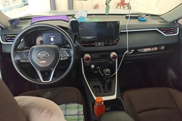 Used Toyota RAV4 2024 2.0L CVT Two-Wheel Drive Fashion Edition Center Console