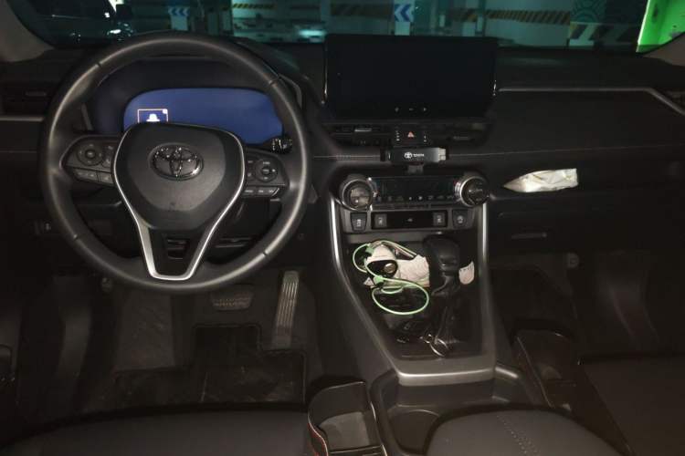 Used Toyota RAV4 2024 2.0L CVT Two-Wheel Drive Fashion Edition Center Console