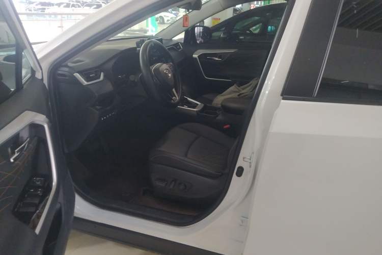 Used Toyota RAV4 2024 2.0L CVT Two-Wheel Drive Fashion Plus Edition Driver Seat
