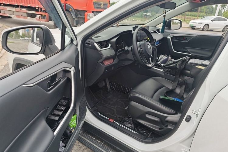 Used Toyota RAV4 2024 2.0L CVT Two-Wheel Drive Urban Edition Driver Seat