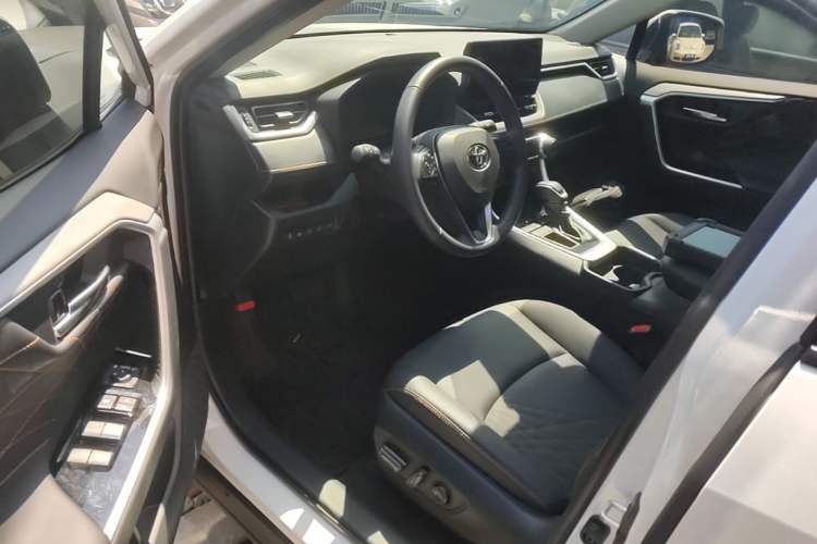 Used Toyota RAV4 2024 2.0L CVT Two-Wheel Drive Fashion Plus Edition Driver Seat