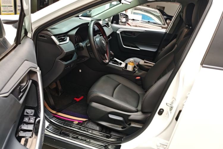 Used Toyota RAV4 2024 2.0L CVT Two-Wheel Drive Urban Edition Driver Seat