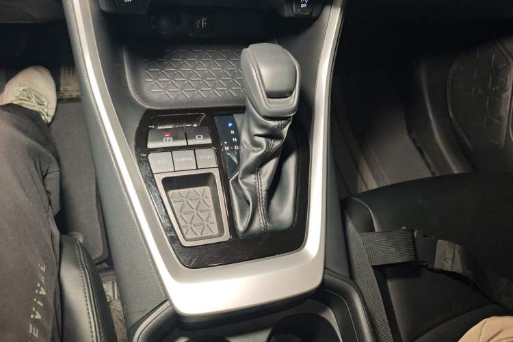 Used Toyota RAV4 2024 2.0L CVT Two-Wheel Drive Urban Edition Gear Lever