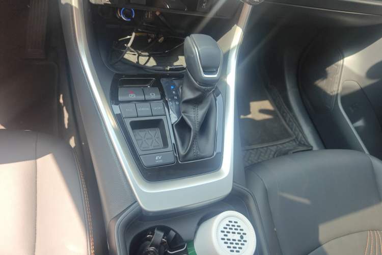 Used Toyota RAV4 2024 Dual-Motor 2.5L E-CVT Two-Wheel Drive Elite Plus Edition Gear Lever