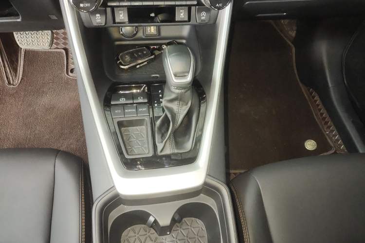Used Toyota RAV4 2024 2.0L CVT Two-Wheel Drive Fashion Plus Edition Gear Lever