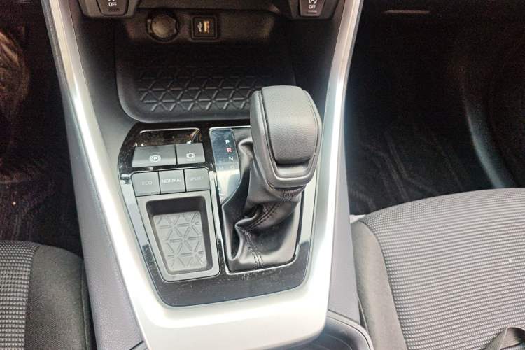 Used Toyota RAV4 2024 2.0L CVT Two-Wheel Drive Urban Edition Gear Lever
