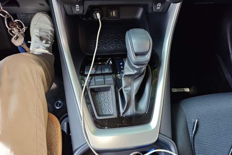 Used Toyota RAV4 2024 2.0L CVT Two-Wheel Drive Urban Edition Gear Lever