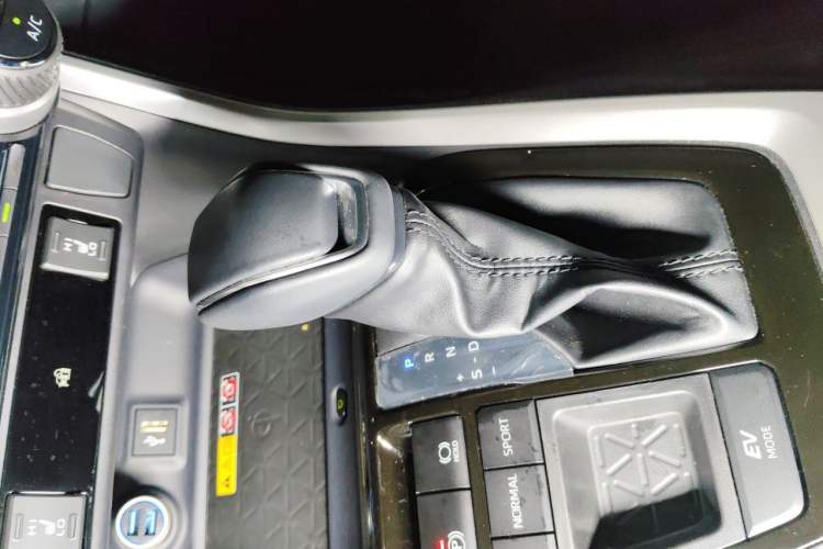 Used Toyota RAV4 2024 Dual-Motor 2.5L E-CVT Two-Wheel Drive Elite Plus Edition Gear Lever