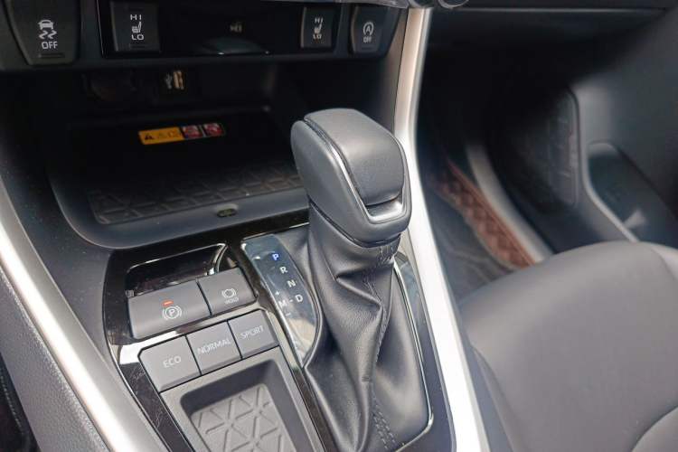 Used Toyota RAV4 2024 2.0L CVT Two-Wheel Drive Fashion Plus Edition Gear Lever