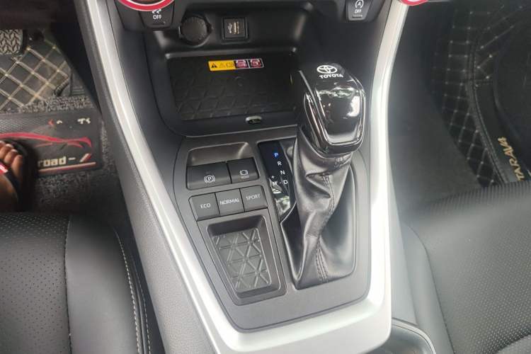 Used Toyota RAV4 2024 2.0L CVT Two-Wheel Drive Fashion Edition Gear Lever