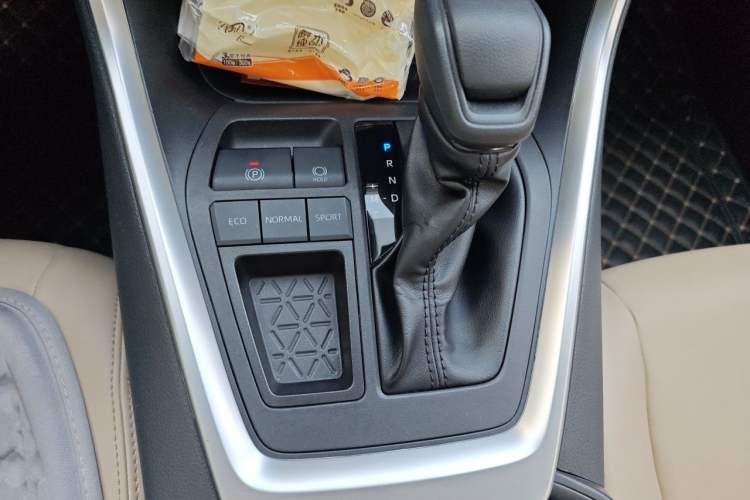 Used Toyota RAV4 2024 2.0L CVT Two-Wheel Drive Urban Edition Gear Lever