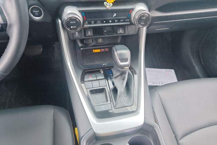 Used Toyota RAV4 2024 Dual-Motor 2.5L E-CVT Two-Wheel Drive Elite Plus Edition Gear Lever