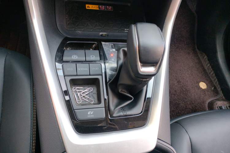 Used Toyota RAV4 2024 Dual-Motor 2.5L E-CVT Two-Wheel Drive Elite Plus Edition Gear Lever