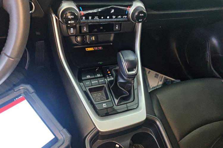 Used Toyota RAV4 2024 Dual-Motor 2.5L E-CVT Two-Wheel Drive Elite Plus Edition Gear Lever