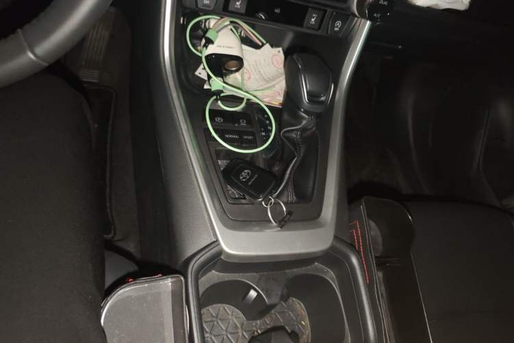 Used Toyota RAV4 2024 2.0L CVT Two-Wheel Drive Fashion Edition Gear Lever