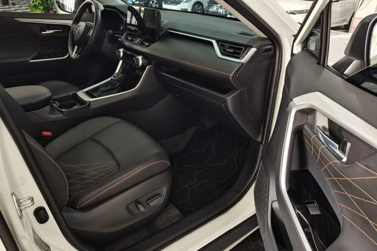 Used Toyota RAV4 2024 2.0L CVT Two-Wheel Drive Fashion Plus Edition Interior 2