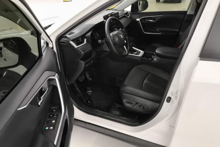 Used Toyota RAV4 2024 2.0L CVT Two-Wheel Drive Fashion Edition Interior 3