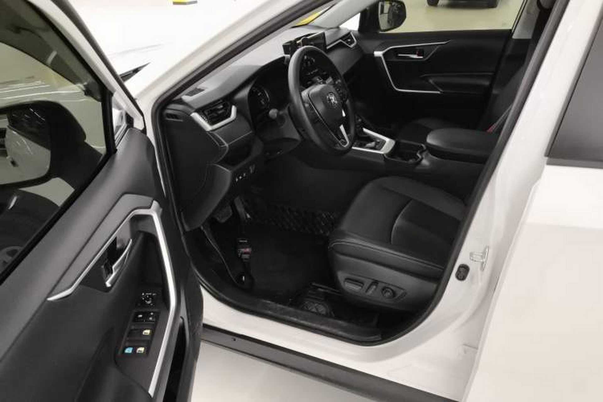 Used Toyota RAV4 2024 2.0L CVT Two-Wheel Drive Fashion Edition Interior 3